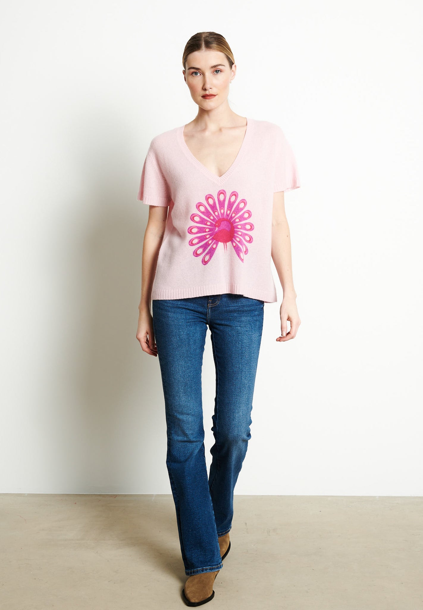 RIA 5 T-shirt col V en cachemire imprimé paon rose baby