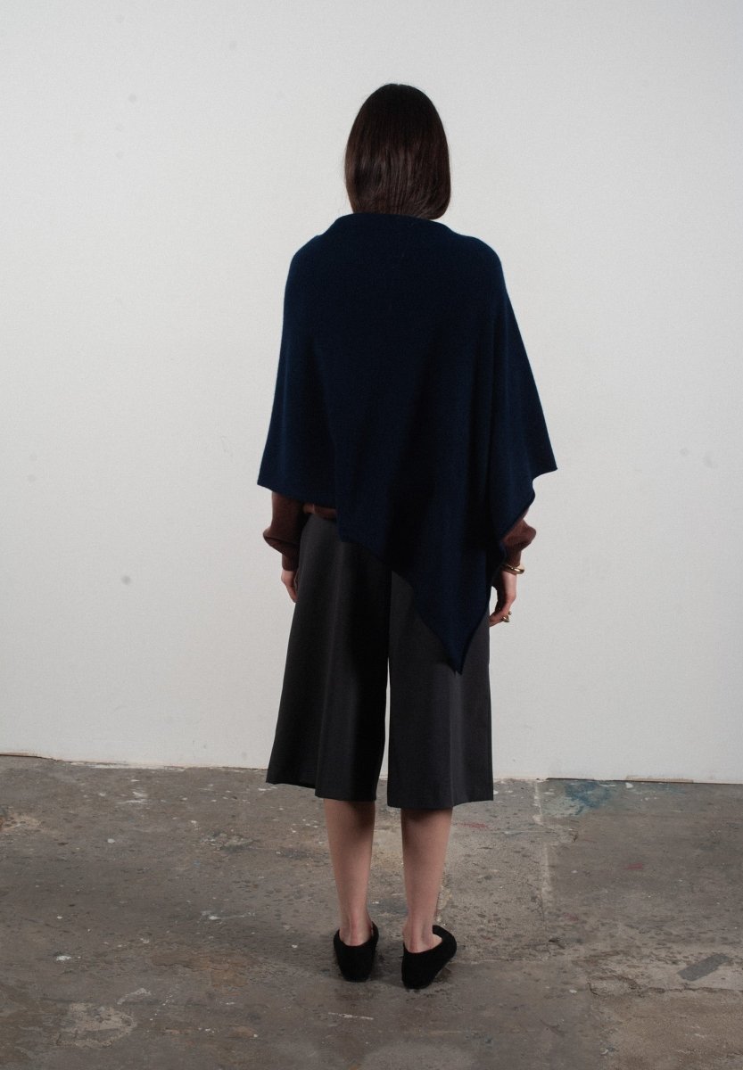 Damen-Poncho aus Kaschmir in Marineblau - LILLY 9 - Studio Cashmere8