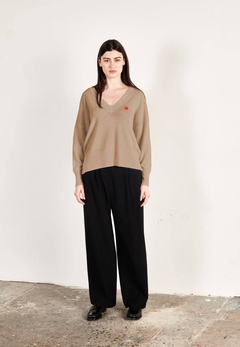 Pull col V cachemire beige foncé femme - HANA 1 - Studio cashmere8