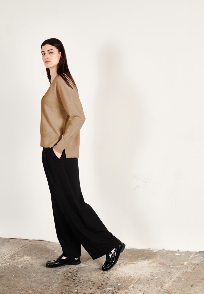 Pull col V cachemire beige foncé femme - HANA 1 - Studio cashmere8