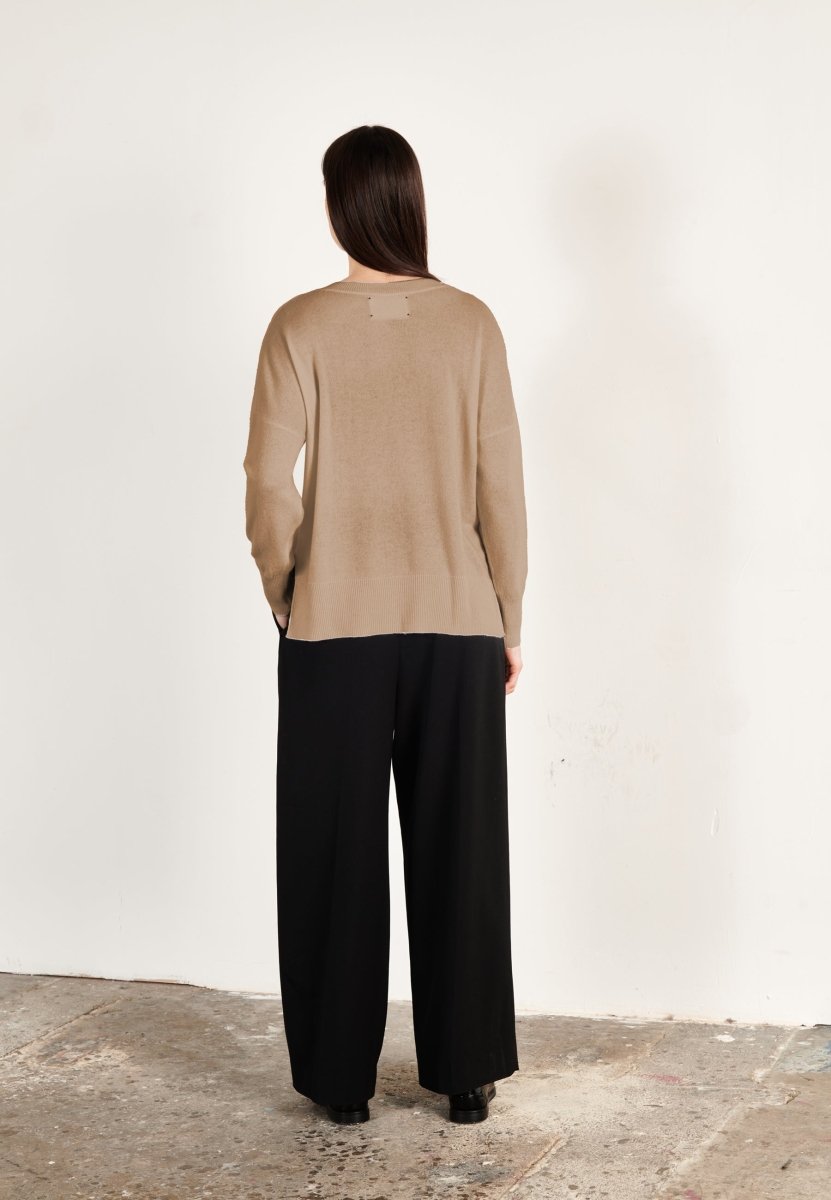 Pull col V cachemire beige foncé femme - HANA 1 - Studio cashmere8