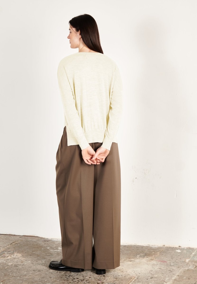 Pull col V oversize ultrafin cachemire et laine blanc écru femme - KELLY 10 - Studio cashmere8