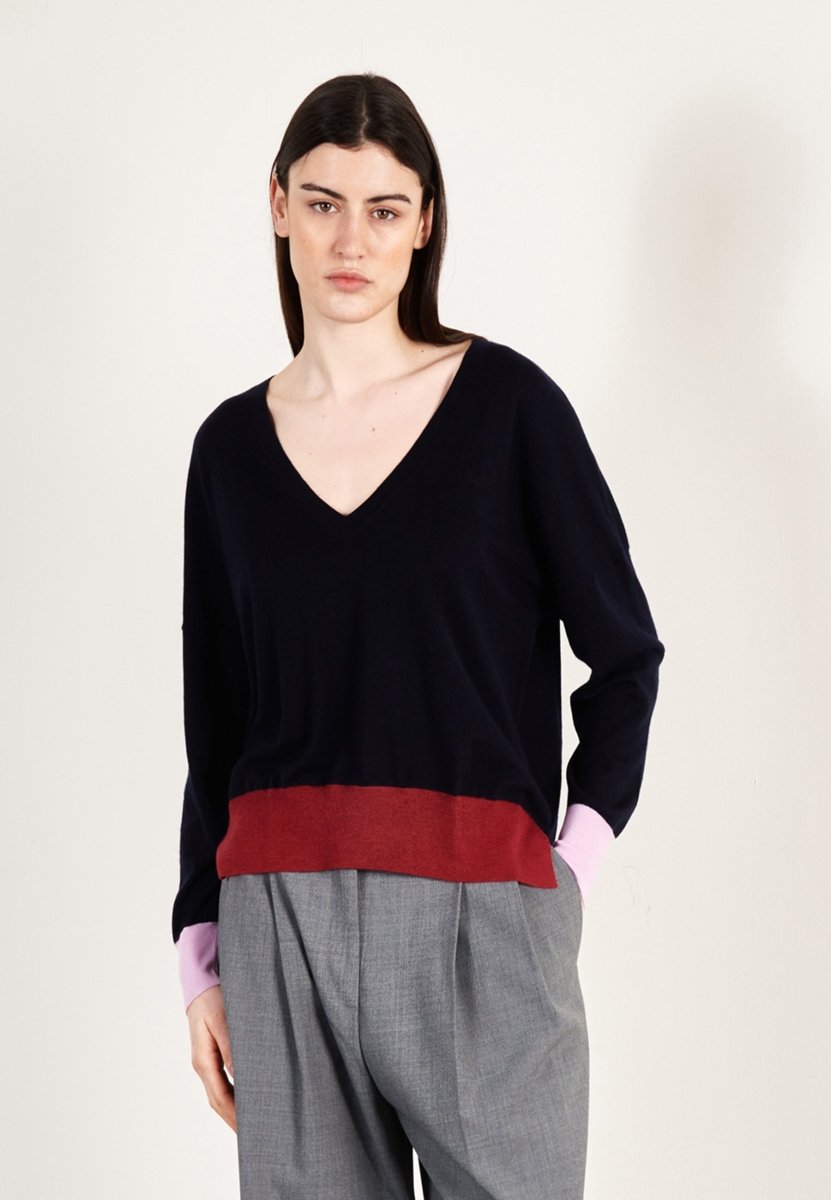 Pull col V oversize ultrafin cachemire et laine bleu marine/lavande/rouge femme - KELLY 10 - Studio cashmere8