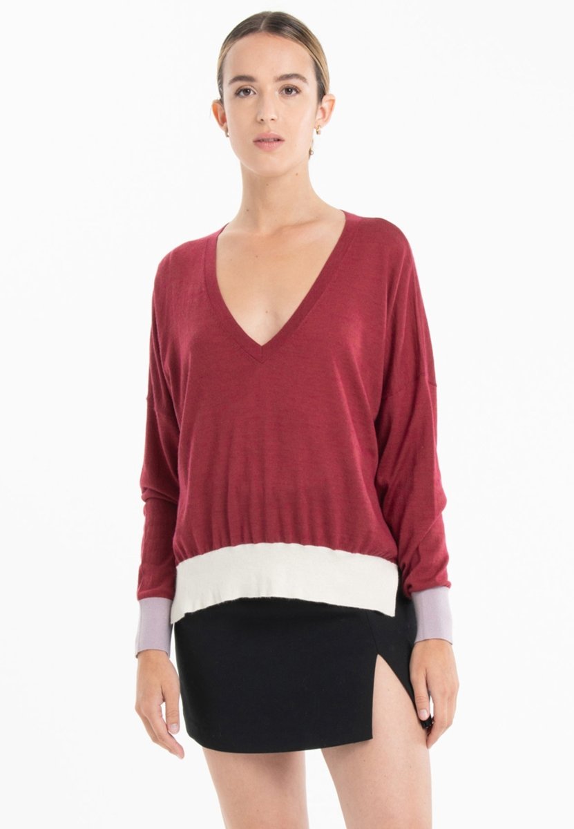 Pull col V oversize ultrafin cachemire et laine rouge/violet/blanc