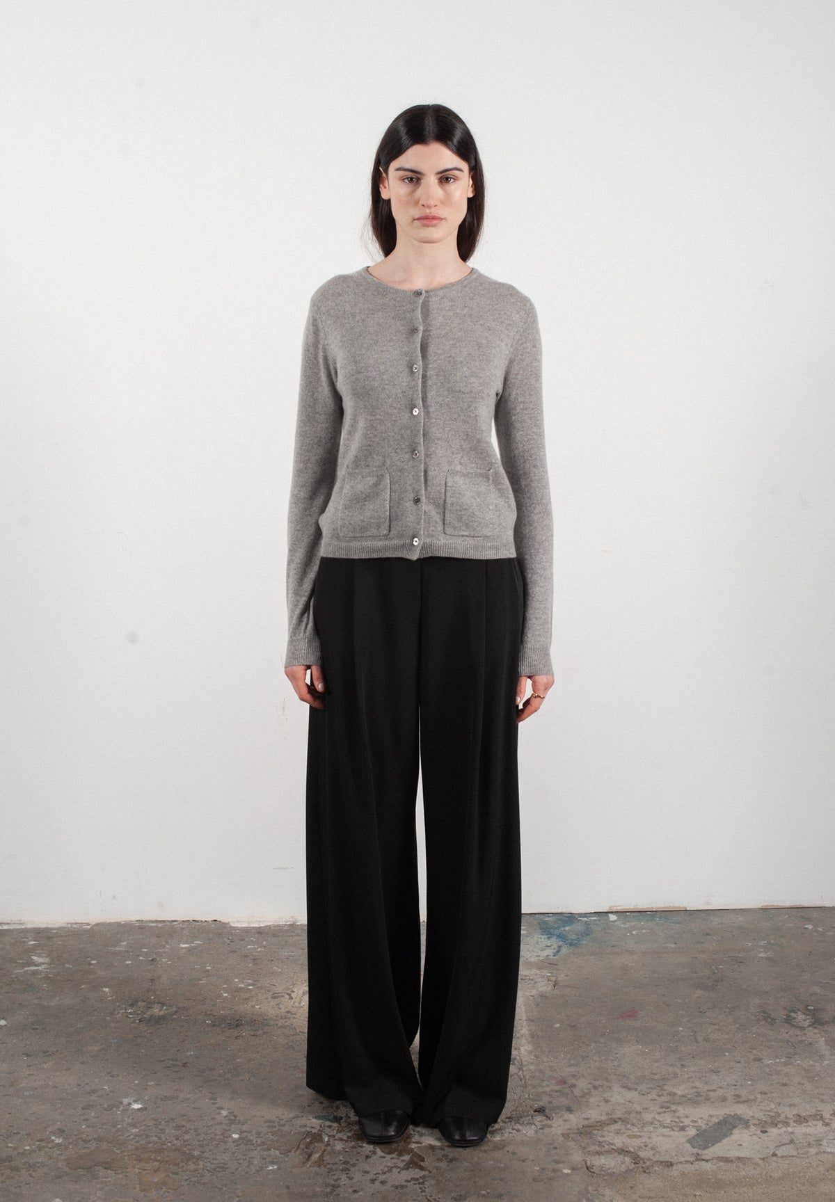 Damen-Cardigan mit Rundhalsausschnitt aus Kaschmir in Hellgrau - LILLY 4B - Studio Cashmere8
