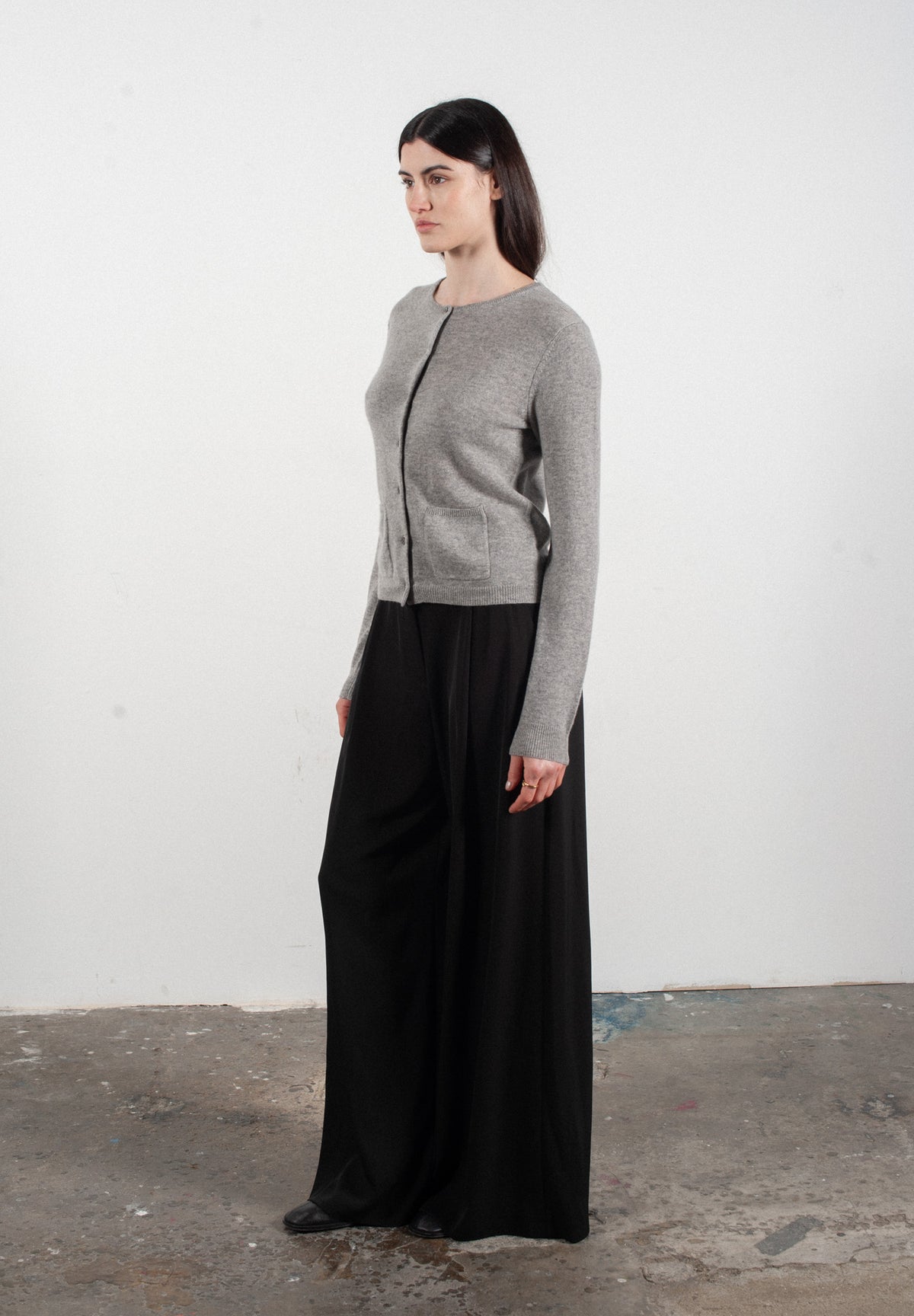 Damen-Cardigan mit Rundhalsausschnitt aus Kaschmir in Hellgrau - LILLY 4B - Studio Cashmere8