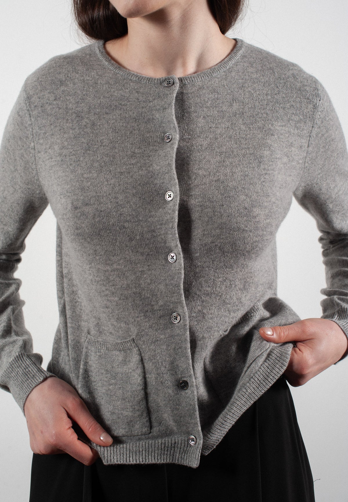 Damen-Cardigan mit Rundhalsausschnitt aus Kaschmir in Hellgrau - LILLY 4B - Studio Cashmere8
