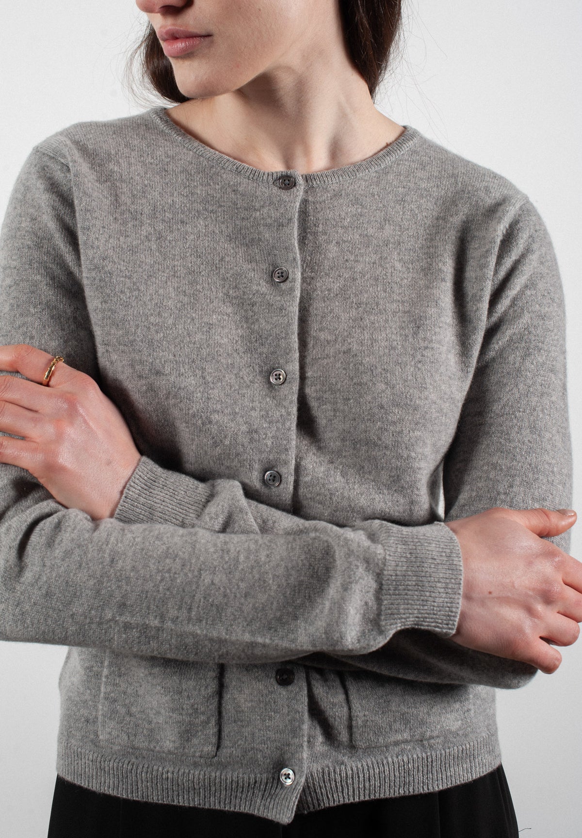 Damen-Cardigan mit Rundhalsausschnitt aus Kaschmir in Hellgrau - LILLY 4B - Studio Cashmere8