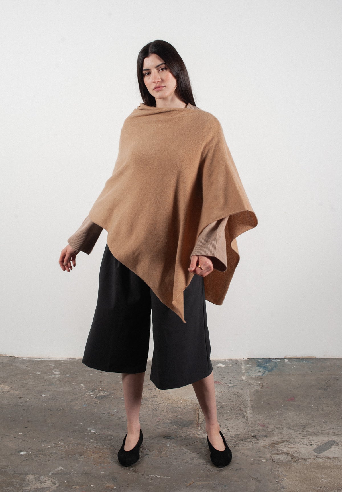 Poncho femme en cachemire camel - LILLY 9 - Studio Cashmere8