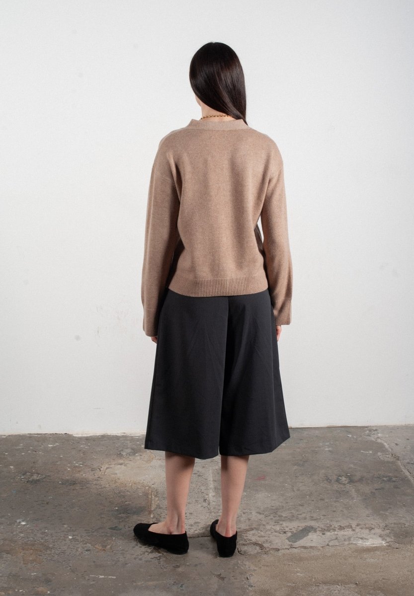 Cardigan col V femme en cachemire & laine 4 fils avec broderie fleur beige foncé - HANA 3 - Studio Cashmere8