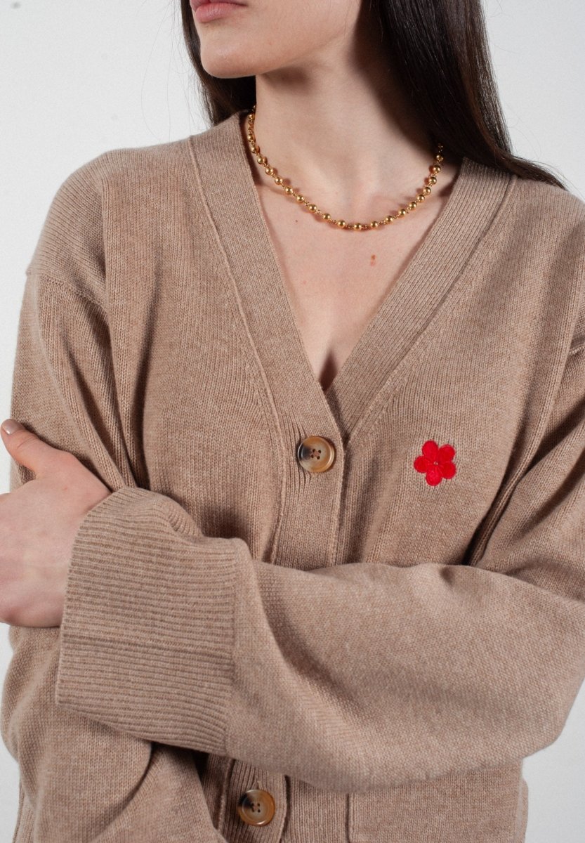 Cardigan col V femme en cachemire & laine 4 fils avec broderie fleur beige foncé - HANA 3 - Studio Cashmere8