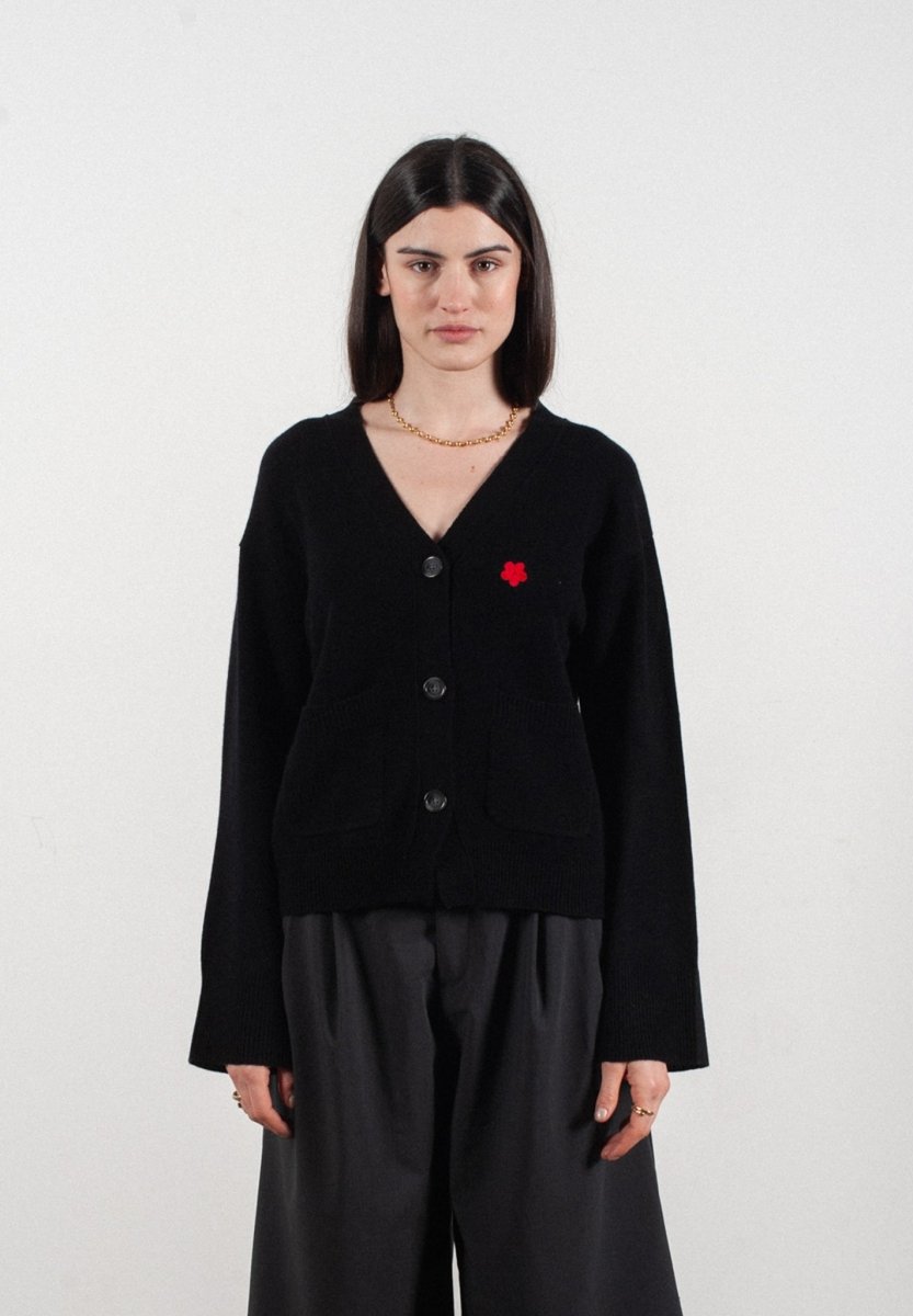 Cardigan col V femme en cachemire & laine 4 fils avec broderie fleur noir - HANA 3 - Studio Cashmere8