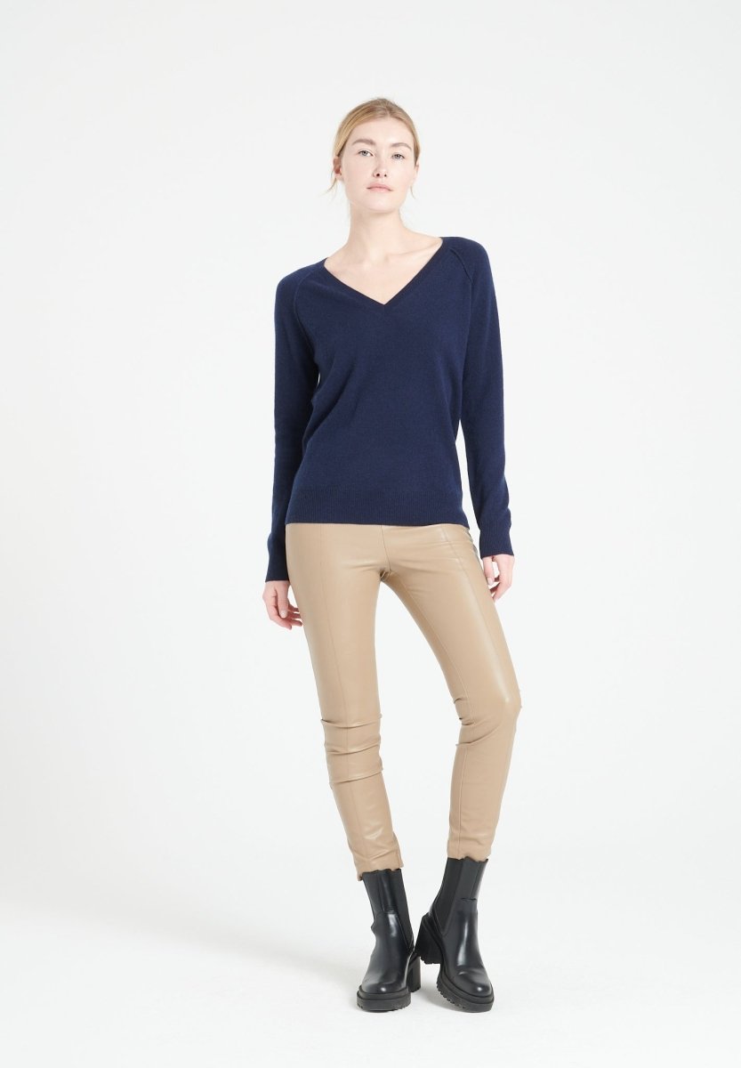LILLY 6 Pull col V en cachemire ample bleu marine - Studio cashmere8
