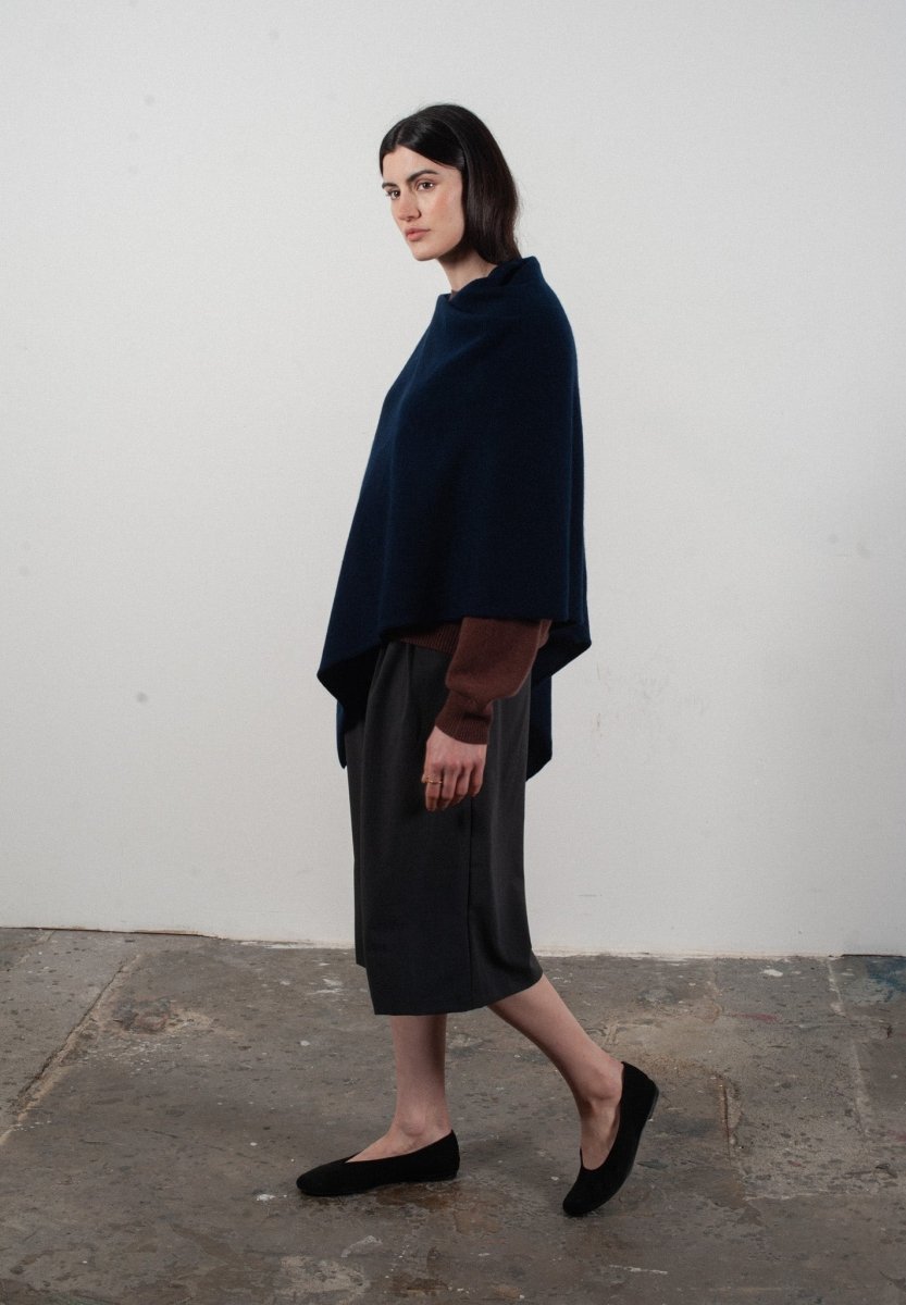 Damen-Poncho aus Kaschmir in Marineblau - LILLY 9 - Studio Cashmere8