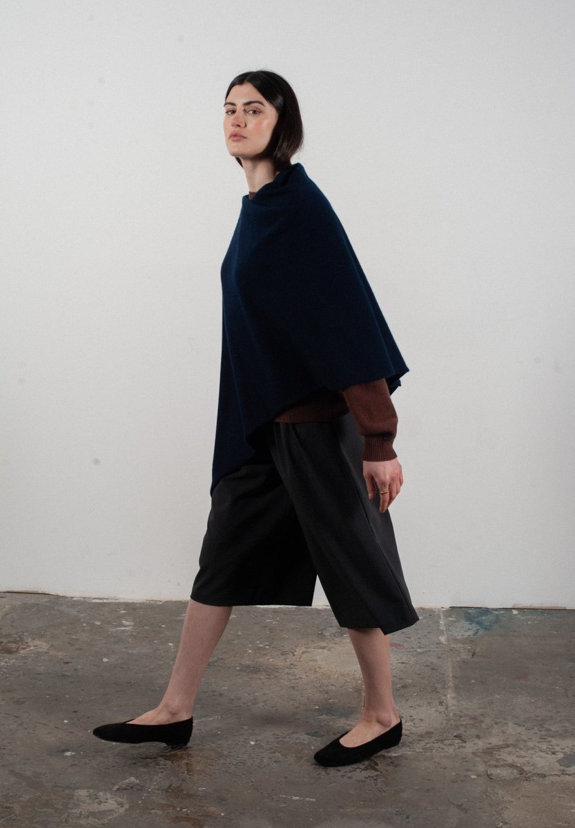 Damen-Poncho aus Kaschmir in Marineblau - LILLY 9 - Studio Cashmere8