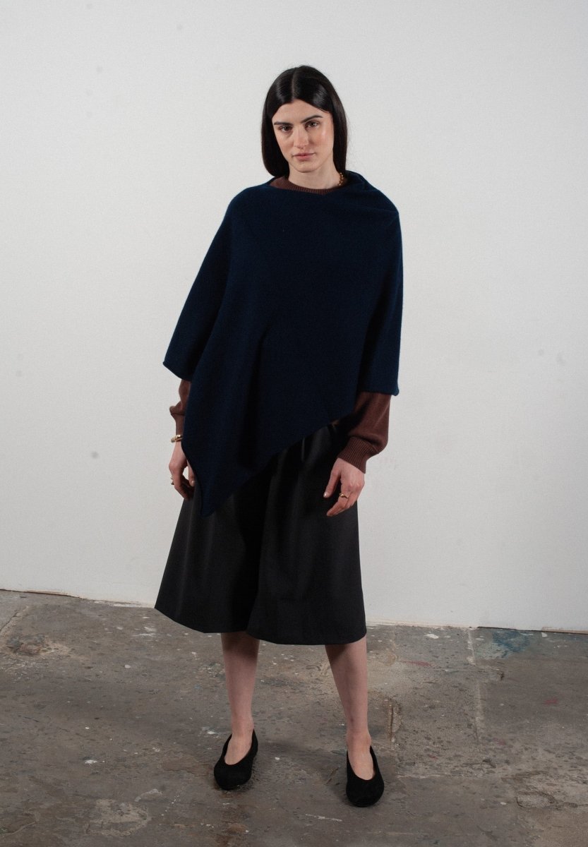Damen-Poncho aus Kaschmir in Marineblau - LILLY 9 - Studio Cashmere8