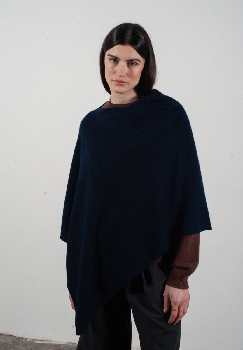 Damen-Poncho aus Kaschmir in Marineblau - LILLY 9 - Studio Cashmere8