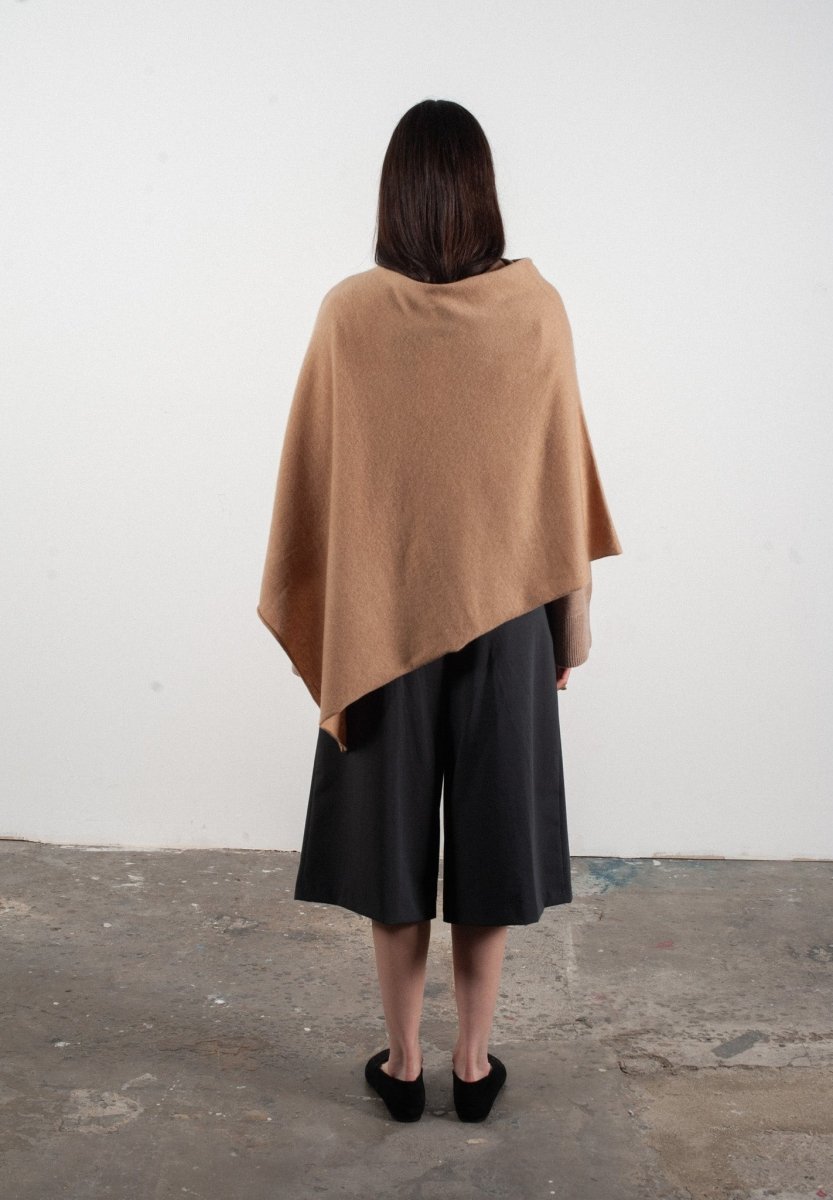 Poncho femme en cachemire camel - LILLY 9 - Studio Cashmere8