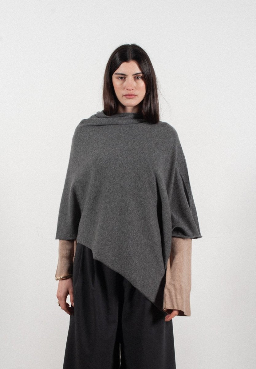 Poncho femme en cachemire gris anthracite - LILLY 9 - Studio Cashmere8
