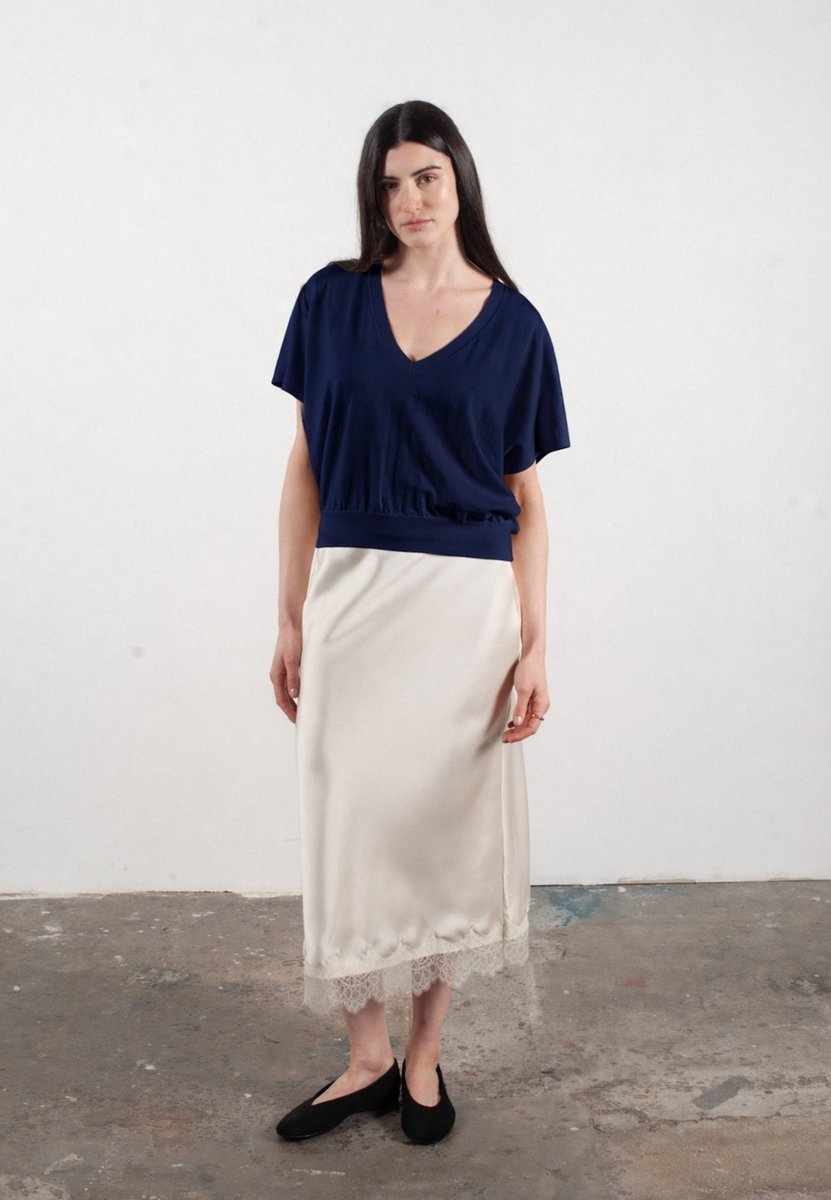 Pull col V à manches chauve souris femme en cachemire & laine ultrafin bleu marine - KELLY 6 - Studio cashmere8