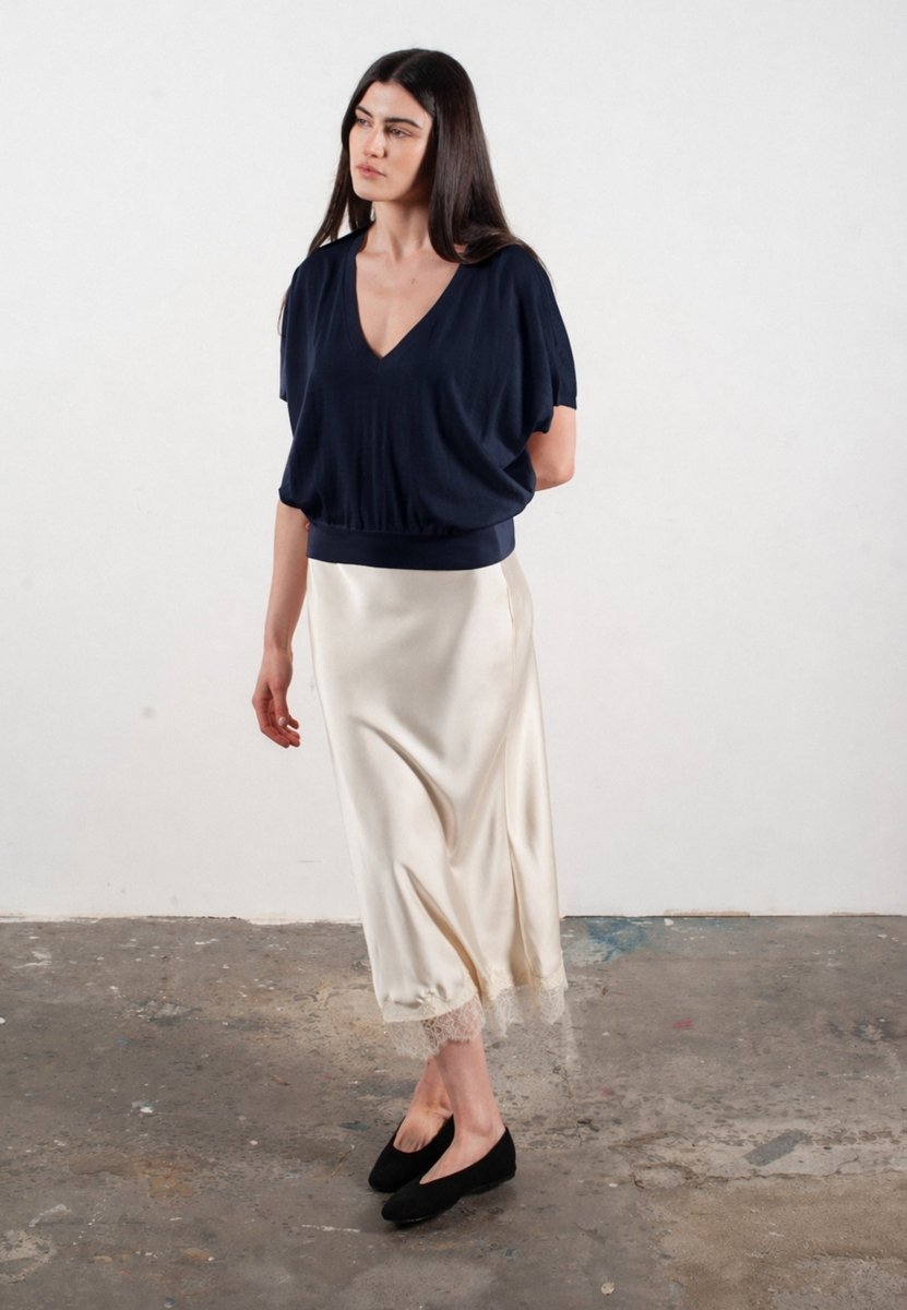 Pull col V à manches chauve souris femme en cachemire & laine ultrafin bleu marine - KELLY 6 - Studio cashmere8