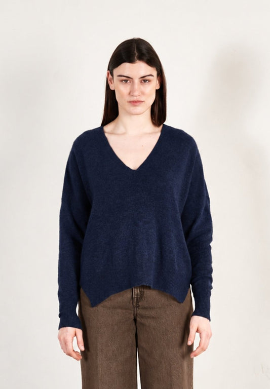 Pull col V femme en cachemire bleu marine - RIA 3 - Studio Cashmere8