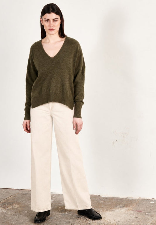 Pull col V femme en cachemire kaki militaire - RIA 3 - Studio Cashmere8