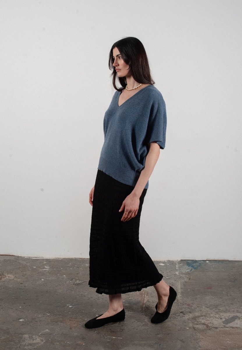 Pull col V manches chave souris femme en cachemire bleu foncé - RIA 25 - Studio cashmere8